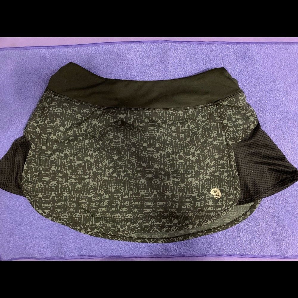Mountain Hardware running/tennis skirt/shorts. Black and gray. XS
